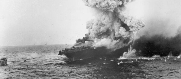 O porta-aviões estadunidense USS Lexington explodindo após um ataque de aviões japoneses durante a Batalha do Mar de Cora, no oceano Pacífico, em junho de 1942. - Sputnik Brasil