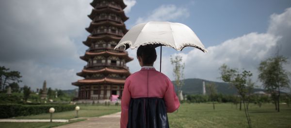 Menina em parque histórico nos arredores de Pyongyang (foto de arquivo) - Sputnik Brasil