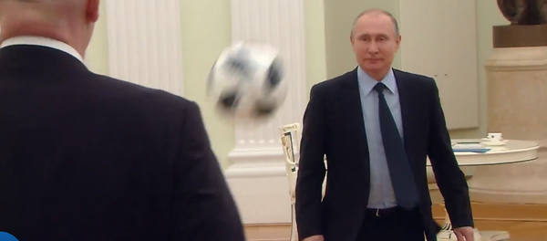 Vladimir Putin e Gianni Infantino trocam passes no Kremlin. - Sputnik Brasil