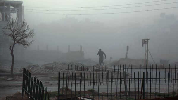Sírio em meio à fumaça e pó em Ghouta Oriental - Sputnik Brasil