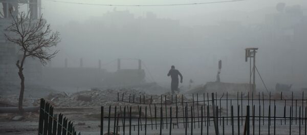 Sírio em meio à fumaça e pó em Ghouta Oriental Sírio em meio à fumaça e pó em Ghouta Oriental - Sputnik Brasil