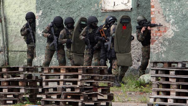 Agentes do FSB durante manobras antiterroristas em porto marítimo de Kaliningrado - Sputnik Brasil