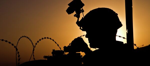 Soldado norte-americano da Equipe de Combate da 4ª Brigada da 101ª Divisão Aerotransportada mantém a segurança durante treinamento de combate na Base Operacional Avançada Lightning, na província de Paktia, Afeganistão, 3 de outubro de 2013 - Sputnik Brasil