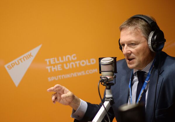 Delegado da Presidência da Rússia para defesa dos direitos dos empresários, Boris Titov, nos estúdios da Rádio Sputnik durante o XIX Fórum Econômico Internacional de São Petersburgo, junho de 2015 - Sputnik Brasil