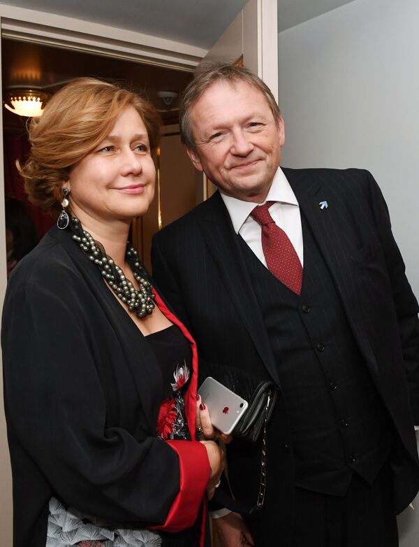 Presidente do Partido do Crescimento e delegado da Presidência da Rússia para defesa dos direitos dos empresários, Boris Titov, com sua esposa Elena durante baile de máscaras Bosco Bal 2017 no Teatro Bolshoi, Moscou, dezembro de 2017 - Sputnik Brasil