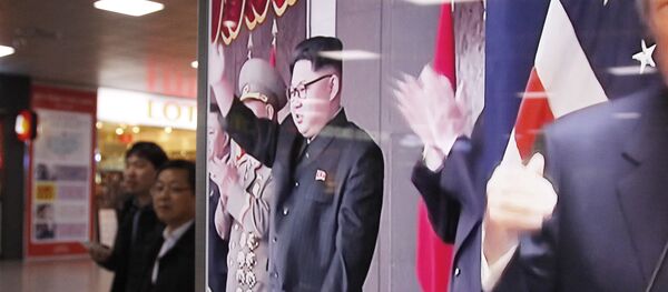 Tela de televisão mostrando presidente norte-americano Donald Trump e líder norte-coreano Kim Jong-un em Seul, Coreia do Sul - Sputnik Brasil