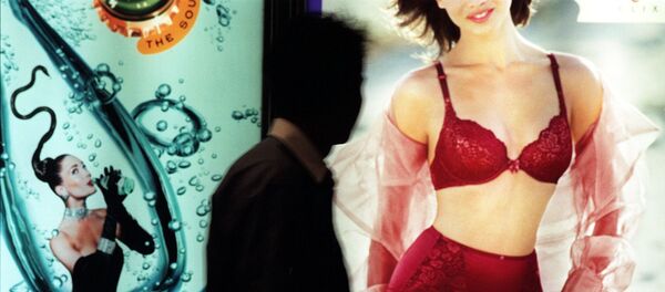 Banner de lingerie sensual chama atenção de pedestre em Hong Kong - Sputnik Brasil