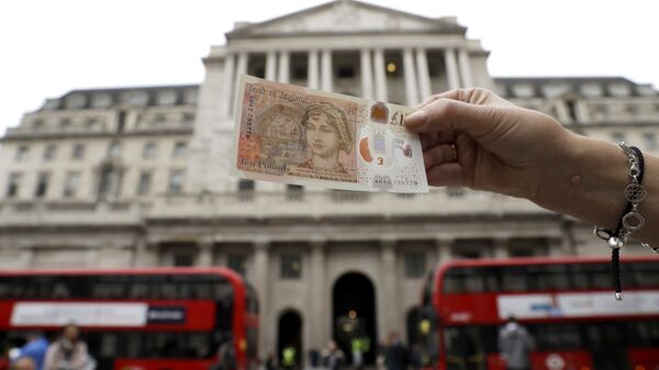 Uma das novas notas britânicas de 10 libras em frente ao Banco da Inglaterra na cidade de Londres. - Sputnik Brasil