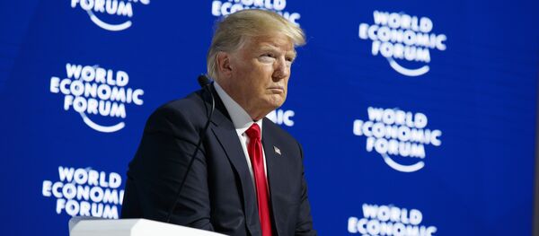 President Donald Trump listens as he is introduced to deliver a speech to the World Economic Forum, Friday, Jan. 26, 2018, in Davos - Sputnik Brasil