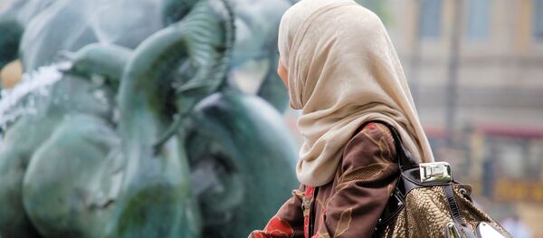 Mulher vestindo véu islâmico - Sputnik Brasil