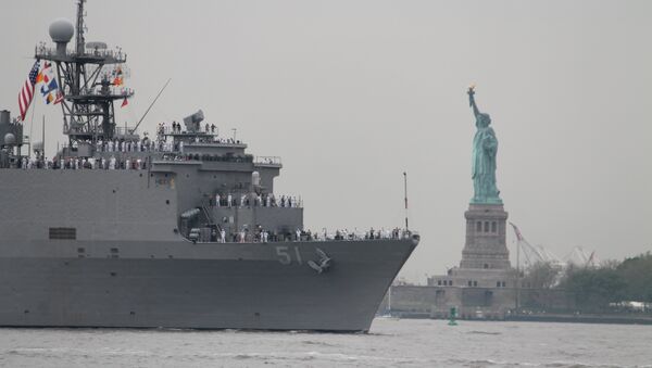 Navio de desembarque estadunidense USS Oak Hill passando perto da Estátua da Liberdade - Sputnik Brasil