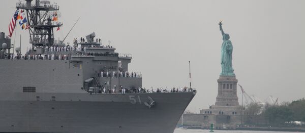 Navio de desembarque estadunidense USS Oak Hill passando perto da Estátua da Liberdade - Sputnik Brasil