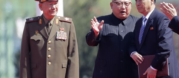 Líder norte-coreano, Kim Jong-un, durante a cerimônia de inauguração da área residencial de Ryomyong, em Pyongyang - Sputnik Brasil