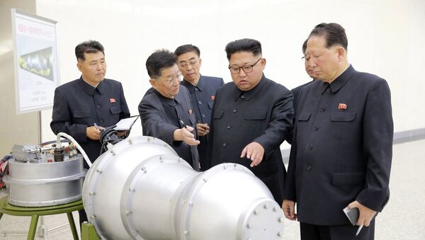 Líder norte-coreano, Kim Jong-un (segundo da direita), em um lugar não revelado na Coreia do Norte - Sputnik Brasil
