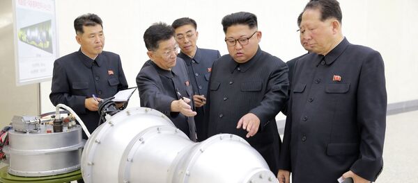 Líder norte-coreano, Kim Jong-un (segundo da direita), em um lugar não revelado na Coreia do Norte - Sputnik Brasil