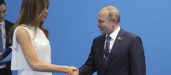 Russian President Vladimir Putin (R) shakes hands with U.S. First Lady Melania Trump during a meeting on the sidelines of the G20 summit in Hamburg, Germany July 7, 2017 - Sputnik Brasil