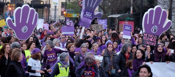 Mulheres espanholas fazem greve no Dia Internacional da Mulher - Sputnik Brasil