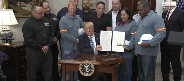 Presidente dos Estados Unidos, Donald Trump, assina decreto que impõe tarifas às importações de aço e alumínio. - Sputnik Brasil