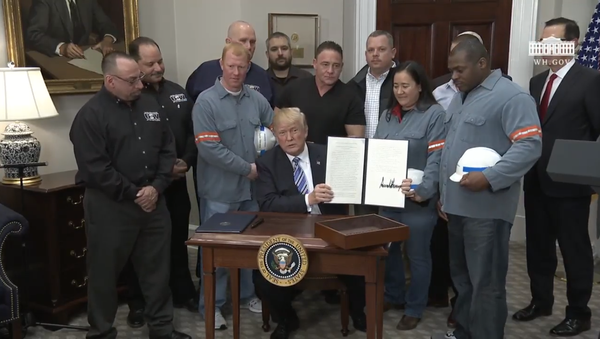 Presidente dos Estados Unidos, Donald Trump, assina decreto que impõe tarifas às importações de aço e alumínio. - Sputnik Brasil