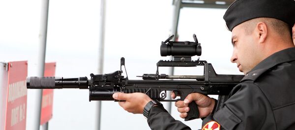 Militar testa fuzil subaquático - Sputnik Brasil