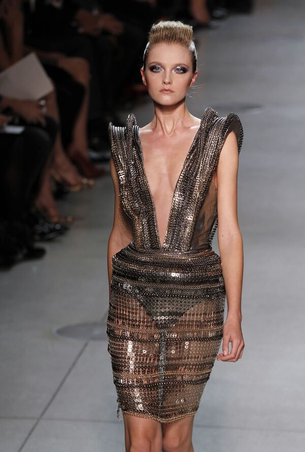 Modelo Vlada Roslyakova durante desfile de moda do estilista Manish Ahora em Paris  - Sputnik Brasil