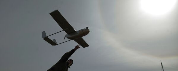 Militar ucraniano lançando drone (imagem referencial) - Sputnik Brasil