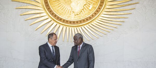 Ministro das Relações Exteriores da Rússia, Sergei Lavrov, à esquerda, e o presidente da Comissão da União Africa, Moussa Faki Mahamat, apertam as mãos após encontro na sexta-feira, 9 de março de 2018, na capital da Eitópia e sede da União Africana, em Addis Ababa. - Sputnik Brasil