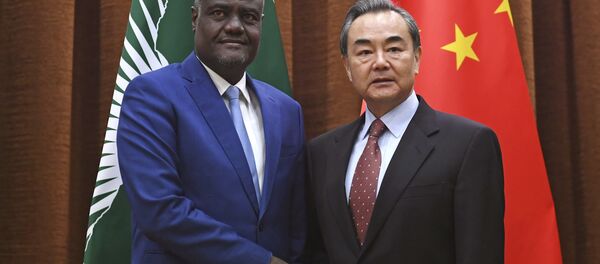 Presidente da Comissão da União Africana Moussa Faki Mahamat, à esquerda, posa ao lado do ministro chinês das Relações Exteriores, Wang Wi, à direita. Encontro aconteceu em Pequim, no dia 8 de fevereiro de 2018. Presidente da Comissão da União Africana Moussa Faki Mahamat, à esquerda, posa ao lado do ministro chinês das Relações Exteriores, Wang Wi, à direita. Encontro aconteceu em Pequim, no dia 8 de fevereiro de 2018. - Sputnik Brasil