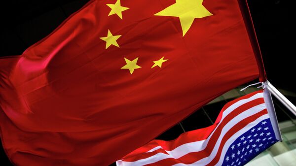 In this Nov. 7, 2012 photo, U.S. and Chinese national flags are hung outside a hotel during the U.S. Presidential election event, organized by the U.S. embassy in Beijing - Sputnik Brasil