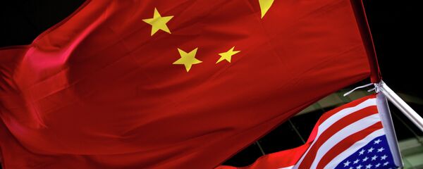 In this Nov. 7, 2012 photo, U.S. and Chinese national flags are hung outside a hotel during the U.S. Presidential election event, organized by the U.S. embassy in Beijing In this Nov. 7, 2012 photo, U.S. and Chinese national flags are hung outside a hotel during the U.S. Presidential election event, organized by the U.S. embassy in Beijing - Sputnik Brasil