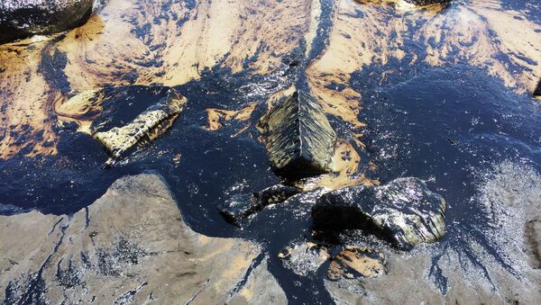 Esta foto foi fornecida pelo Corpo de Bombeiros de Santa Barbara, Califórnia, mostrando uma mancha de petróleo do oleoduto avariado na costa central da Califórnia - Sputnik Brasil