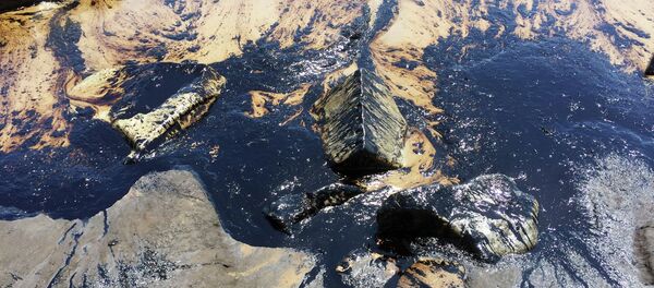 Esta foto foi fornecida pelo Corpo de Bombeiros de Santa Barbara, Califórnia, mostrando uma mancha de petróleo do oleoduto avariado na costa central da Califórnia - Sputnik Brasil