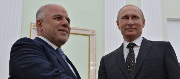 Vladimir Putin (direita) com Haider al-Abadi (esquerda) em 21 de maio de 2015 em Moscou. - Sputnik Brasil