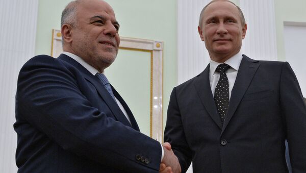 Vladimir Putin (direita) com Haider al-Abadi (esquerda) em 21 de maio de 2015 em Moscou. - Sputnik Brasil