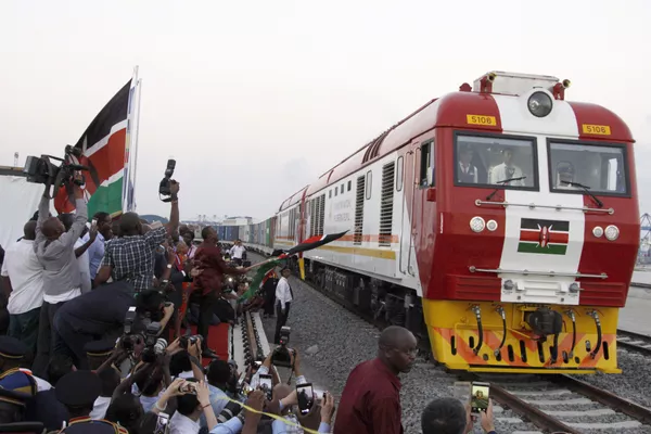 Linha férrea parte de Mobassa, no Quênia, em direção a Nairobi, capital do país. O projeto foi considerado o maior projeto de infraestrutura do país, e foi financiado pela China com cerca de 3,3 bilhões de dólares. O linha foi construída com planos de estender-se até o Oceano Índico. Linha férrea parte de Mobassa, no Quênia, em direção a Nairobi, capital do país. O projeto foi considerado o maior projeto de infraestrutura do país, e foi financiado pela China com cerca de 3,3 bilhões de dólares. O linha foi construída com planos de estender-se até o Oceano Índico. - Sputnik Brasil