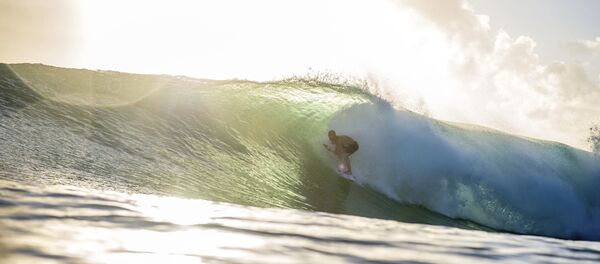 Homem surfando em Queensland, Austrália - Sputnik Brasil