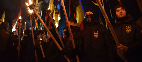 Desfile de tochas de organizações de extrema-direita no dia de morte de Roman Shukhevich, comandante do Exército Insurgente da Ucrânia - Sputnik Brasil