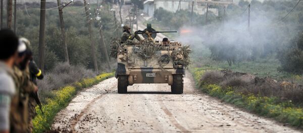 Militantes do Exército Livre da Síria, apoiados pelas forças turcas, disparam na região da cidade síria de Rajo Militantes do Exército Livre da Síria, apoiados pelas forças turcas, disparam na região da cidade síria de Rajo - Sputnik Brasil