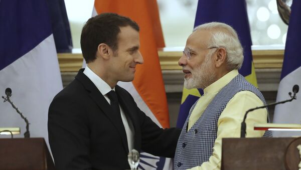 O presidente da França, Emmanuel Macron, e o primeiro-ministro da Índia, Narendra Modi. - Sputnik Brasil