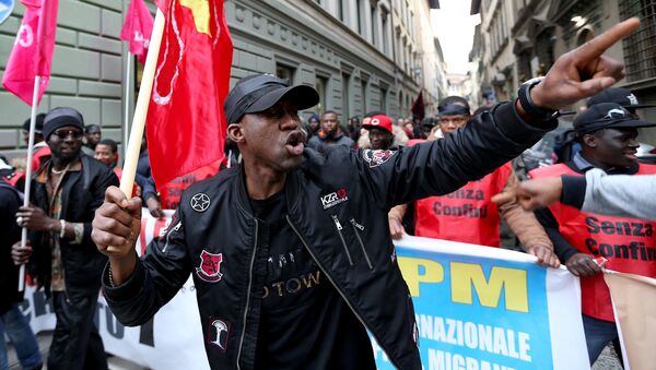 Um homem assiste a uma manifestação contra o racismo e em apoio de Idy Diene, um vendedor ambulante senegalês que foi morto por um italiano, em Florença, Itália, em 10 de março de 2018. - Sputnik Brasil