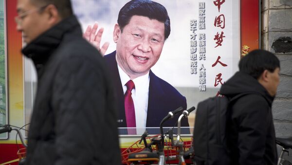 A figura do presidente chinês está espalhada por cartazes em Pequim. - Sputnik Brasil