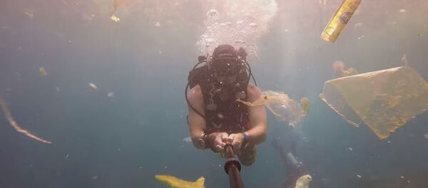 Mergulhador mostra poluição marinha por lixo nas águas da Indonésia Mergulhador mostra poluição marinha por lixo nas águas da Indonésia - Sputnik Brasil