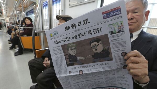 Jornal sul-coreano com charges de Donald Trump e Kim Jong-un na capa - Sputnik Brasil