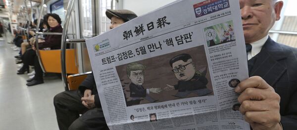 Jornal sul-coreano com charges de Donald Trump e Kim Jong-un na capa - Sputnik Brasil