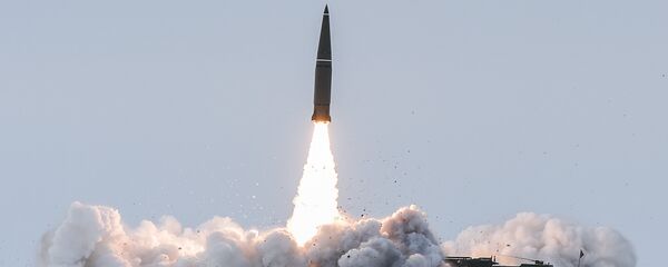 Lançamento de míssil balístico do complexo tático-operacional Iskander-M no polígono Kapustin Yar, na região de Astrakhan (foto de arquivo) Lançamento de míssil balístico do complexo tático-operacional Iskander-M no polígono Kapustin Yar, na região de Astrakhan (foto de arquivo) - Sputnik Brasil