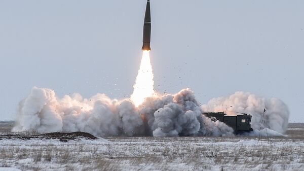 Lançamento de míssil balístico do complexo tático-operacional Iskander-M no polígono Kapustin Yar, na região de Astrakhan (foto de arquivo) - Sputnik Brasil