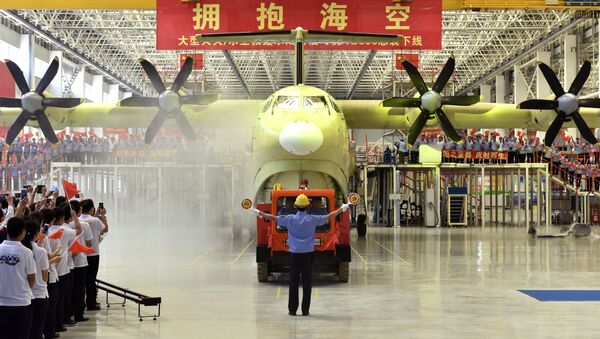 Veículo chinês AG600, foto postada pela agência de notícias Xinhua, em 23 de julho de 2016. Representante da agência comunica que a maior aeronave anfíbia do mundo será destinada a missões marítimas e ao combate de incêndios - Sputnik Brasil