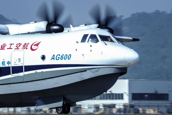 Veículo chinês AG600, a maior aeronave anfíbia do mundo também conhecida como Kunlong, vista no aeroporto da cidade de Zhuhai, na província de Guangdong em 24 de dezembro de 2017. O primeiro voo de teste foi realizado em 24 de dezembro - Sputnik Brasil