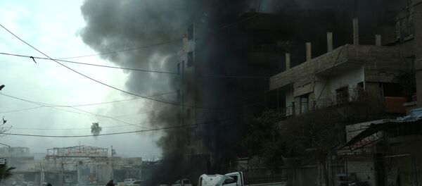 Fumaça saindo de um edifício depois de bombardeamentos na cidade de Douma, em Ghouta Oriental - Sputnik Brasil