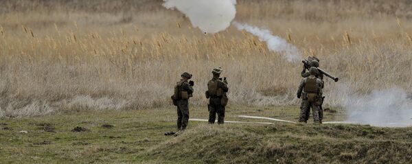 Fuzileiros navais dos EUA lançando um míssil Stinger na Romênia - Sputnik Brasil